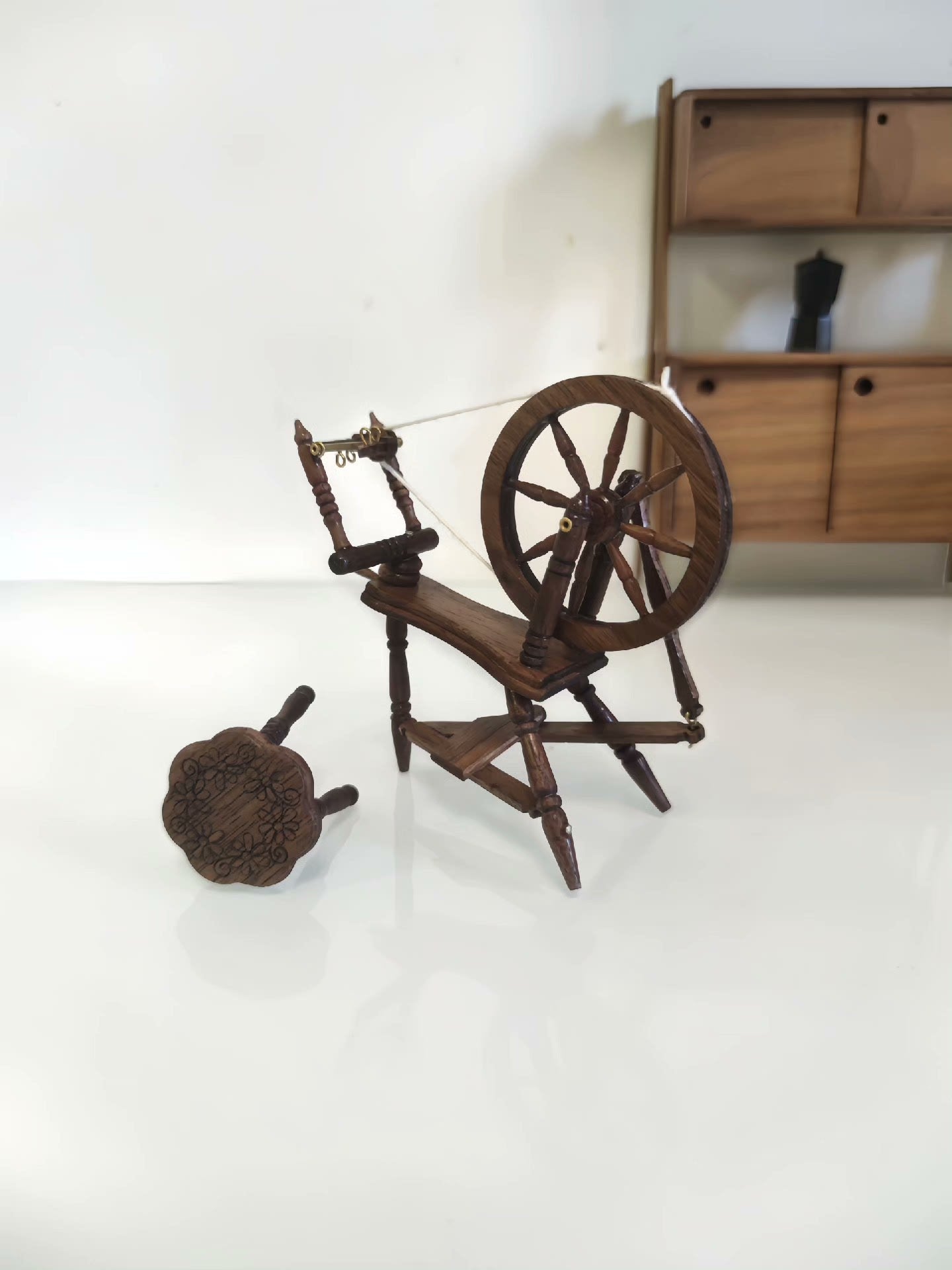 Meubles miniatures pour maison de poupée à l'échelle 1:12, rouet en noyer avec tabouret à pétales