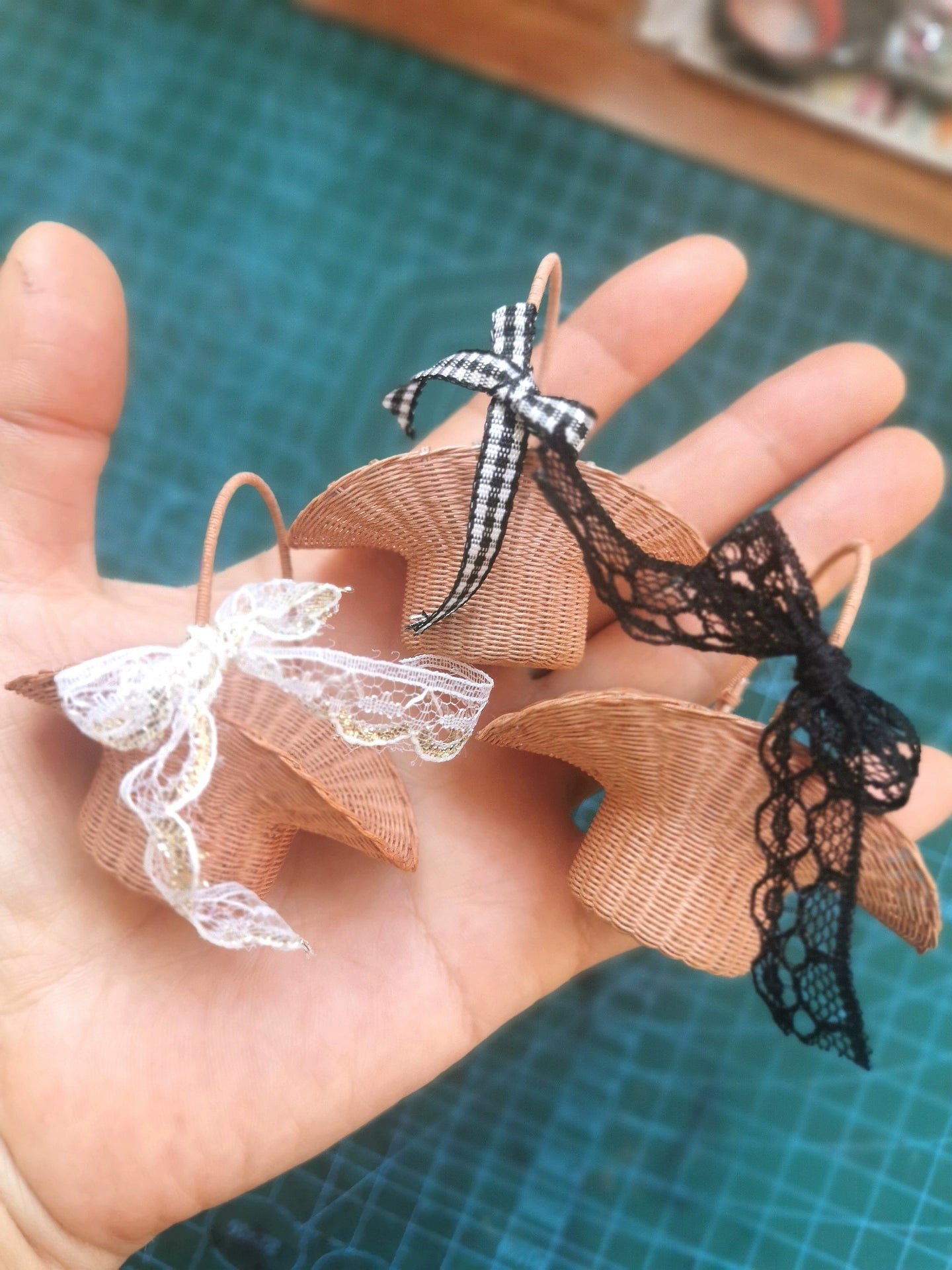 1:6 Scale Miniature Woven Basket With Bow And Hat For Dollhouse Accessories OB11 Blythe Doll
