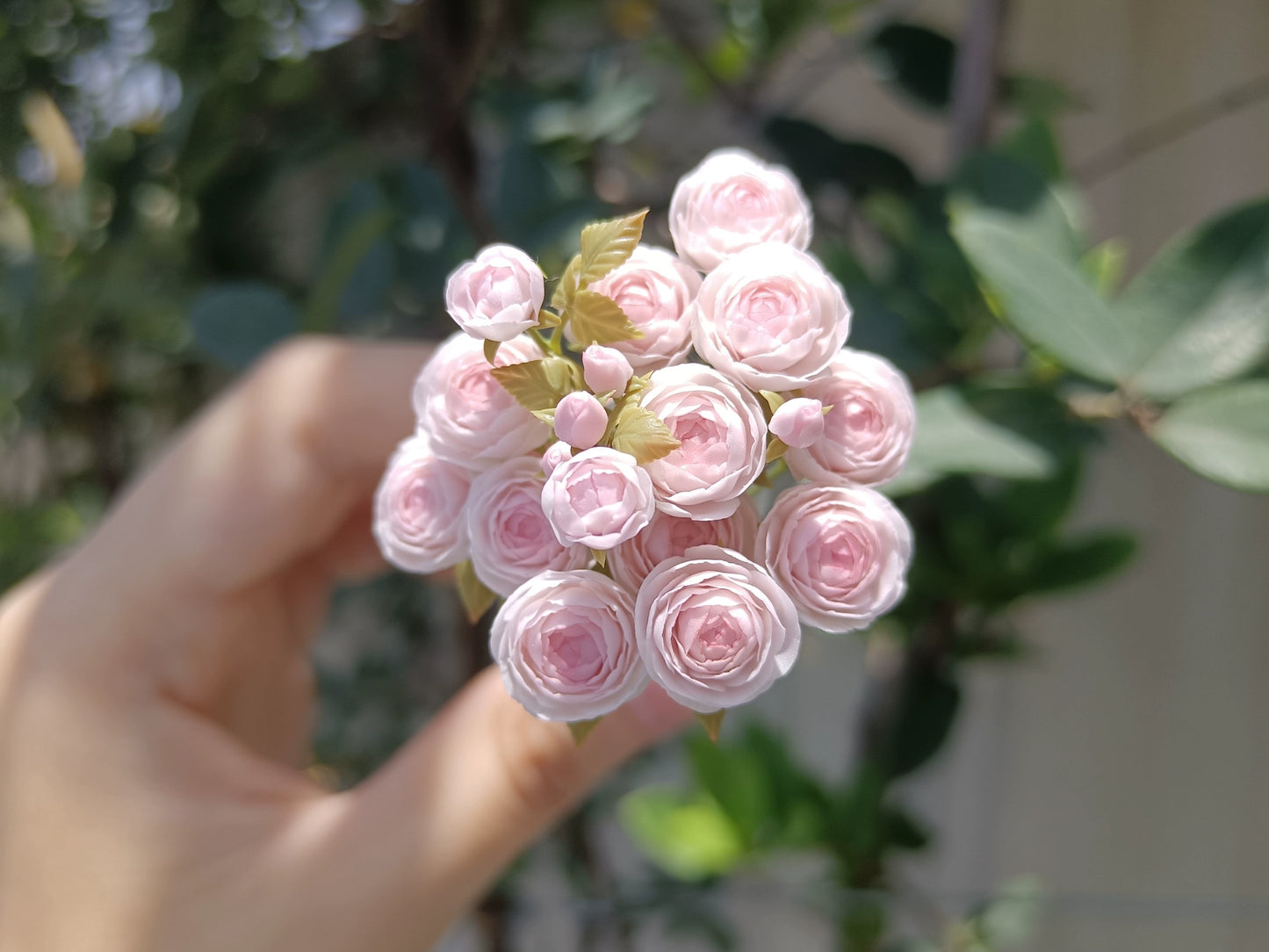 Flor de arcilla rosa en miniatura a escala 1:12 para decoración de casa de muñecas BJD, accesorio Blythe