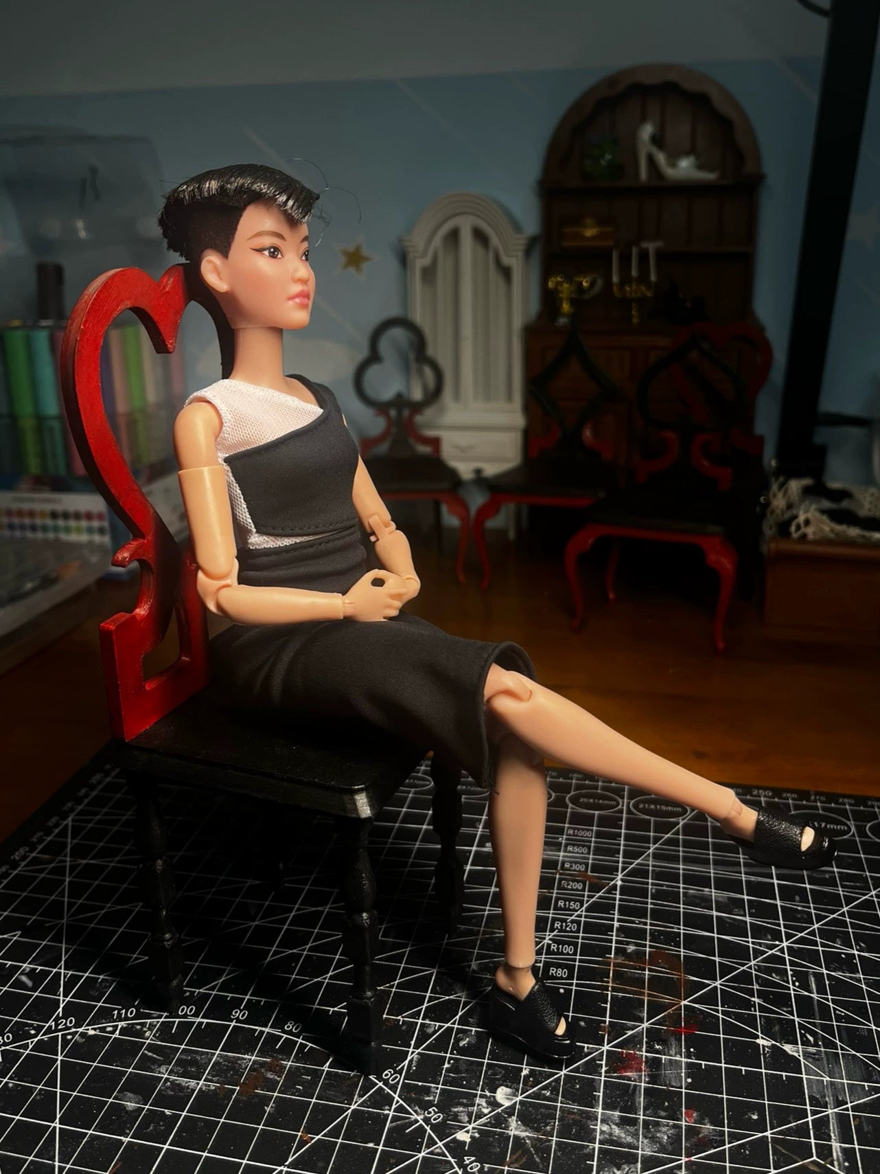Silla gótica a escala 1:6, muebles de casa de muñecas en miniatura, hechos a mano y pintados.