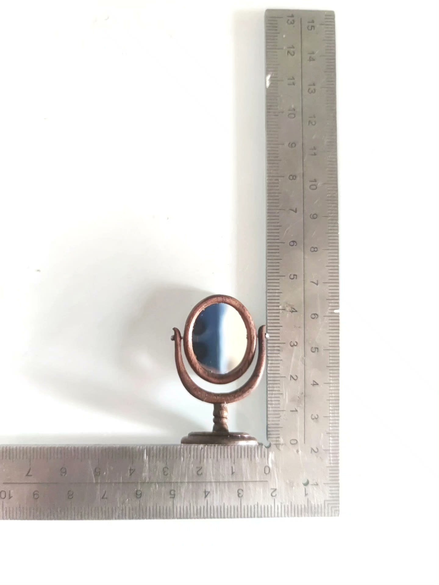 Miroir de toilette miniature en bois de noyer à l'échelle 1:12 pour maison de poupée