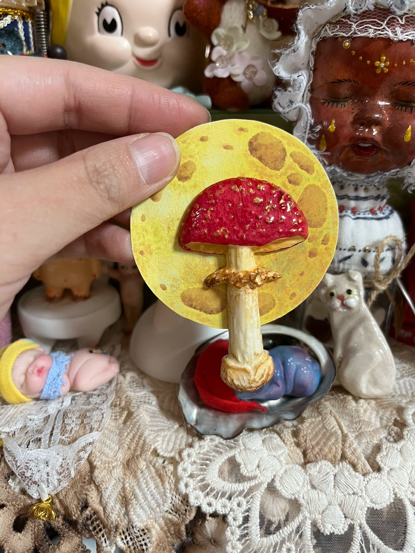 Broche de hongo amanita venenoso rojo