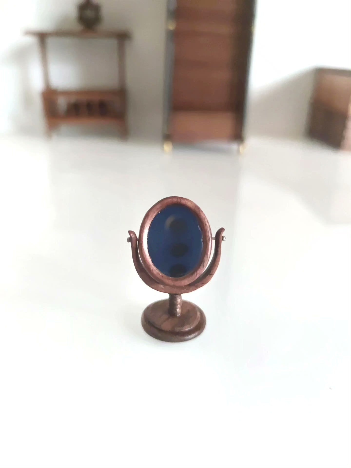 Miroir de toilette miniature en bois de noyer à l'échelle 1:12 pour maison de poupée