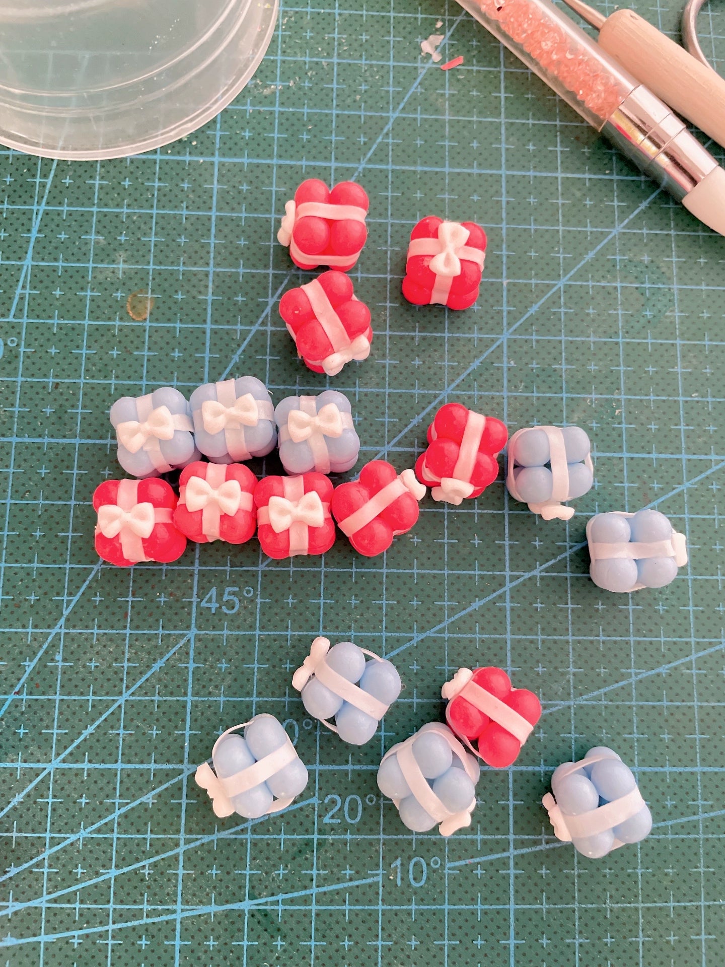 Caja de regalo en miniatura a escala 1:12, accesorio para casa de muñecas en miniatura con arcilla.