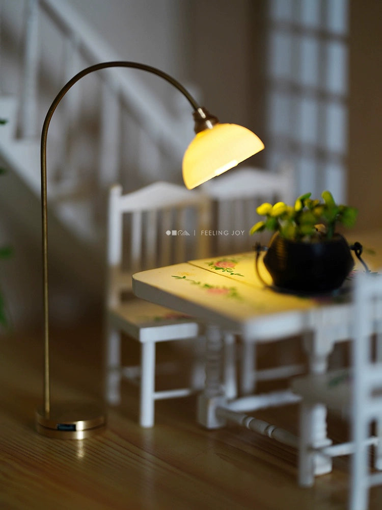 Lampe de sol miniature pour maison de poupée, échelle 1:12, avec éclairage, accessoires de scène GSC, meubles miniatures à l'échelle 1:10 et 1:8