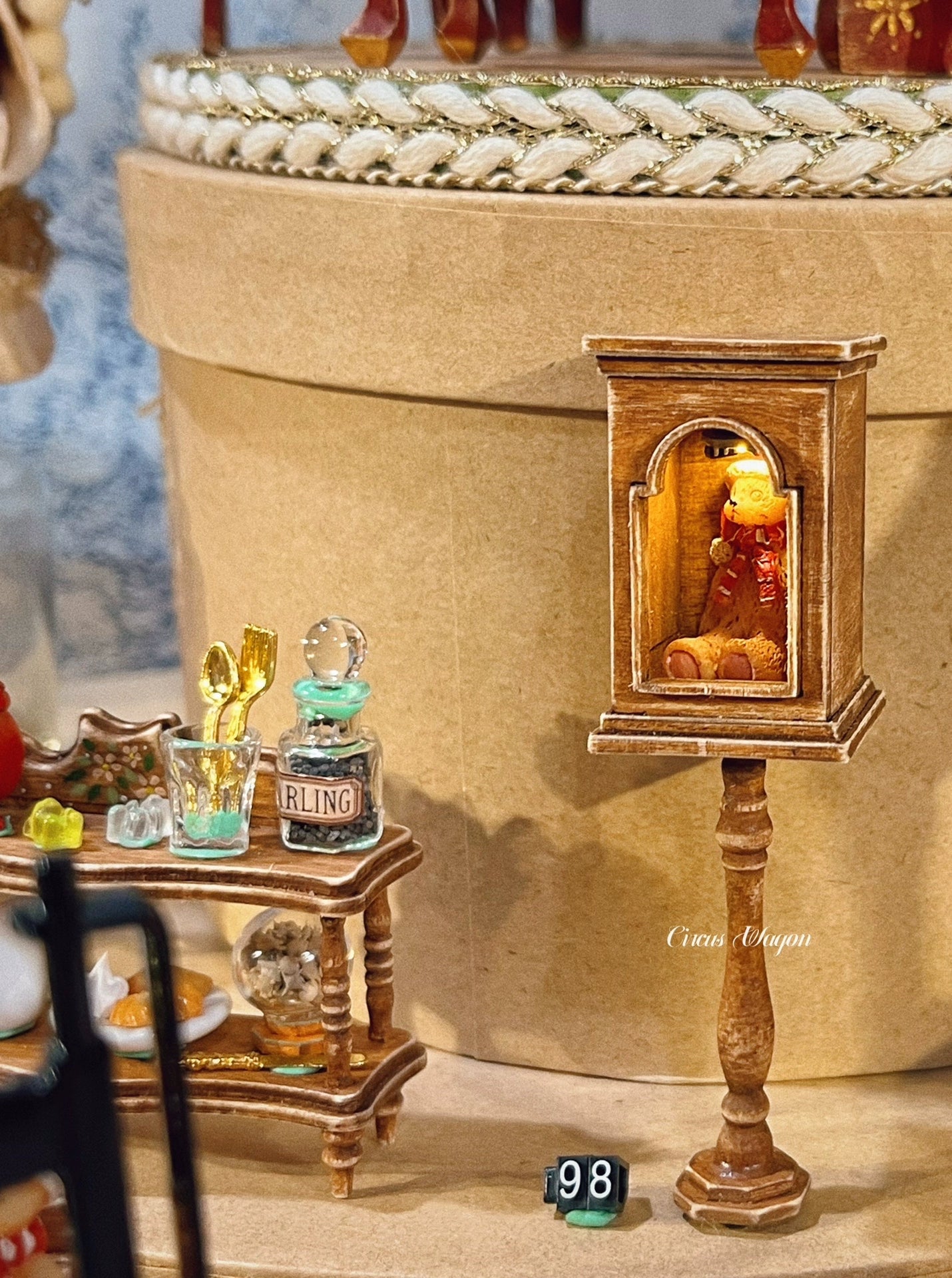 Estante de almacenamiento en miniatura a escala 1:12, muebles marrones para casa de muñecas