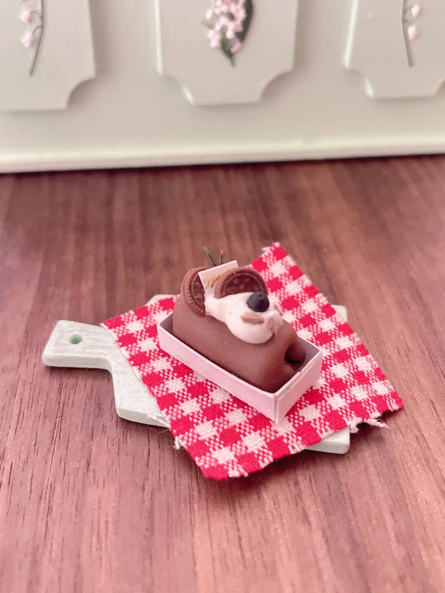 Scène de maison de poupée miniature à l'échelle 1:12 avec collection de gâteaux en argile, jeu de nourriture miniature