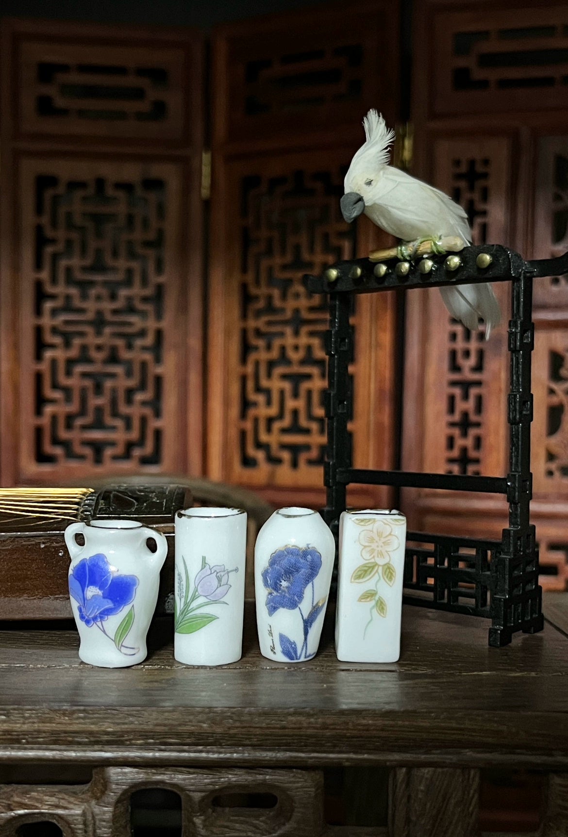 Juego de 4 jarrones de porcelana china para casa de muñecas en miniatura a escala 1:12, diseño floral azul pintado a mano.
