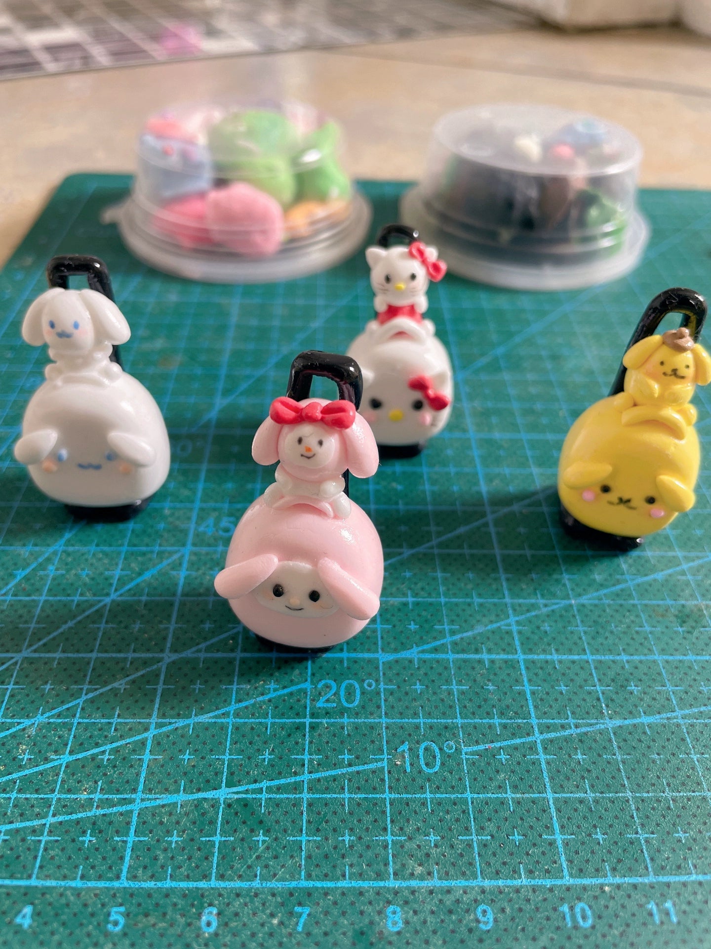 Maleta en miniatura a escala 1:12 de la serie Sanrio, accesorio para casa de muñecas con arcilla.