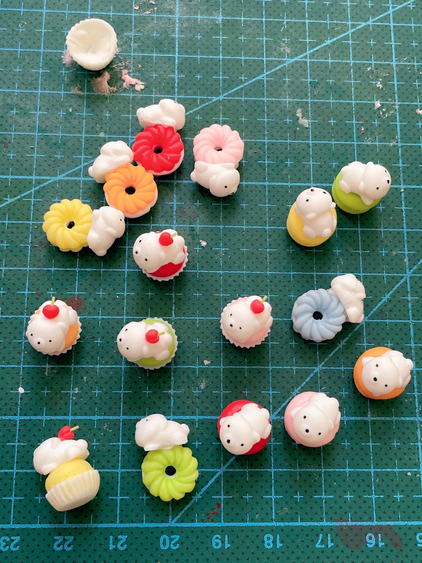 Sculpture miniature en argile représentant un macaron à l'échelle 1:12