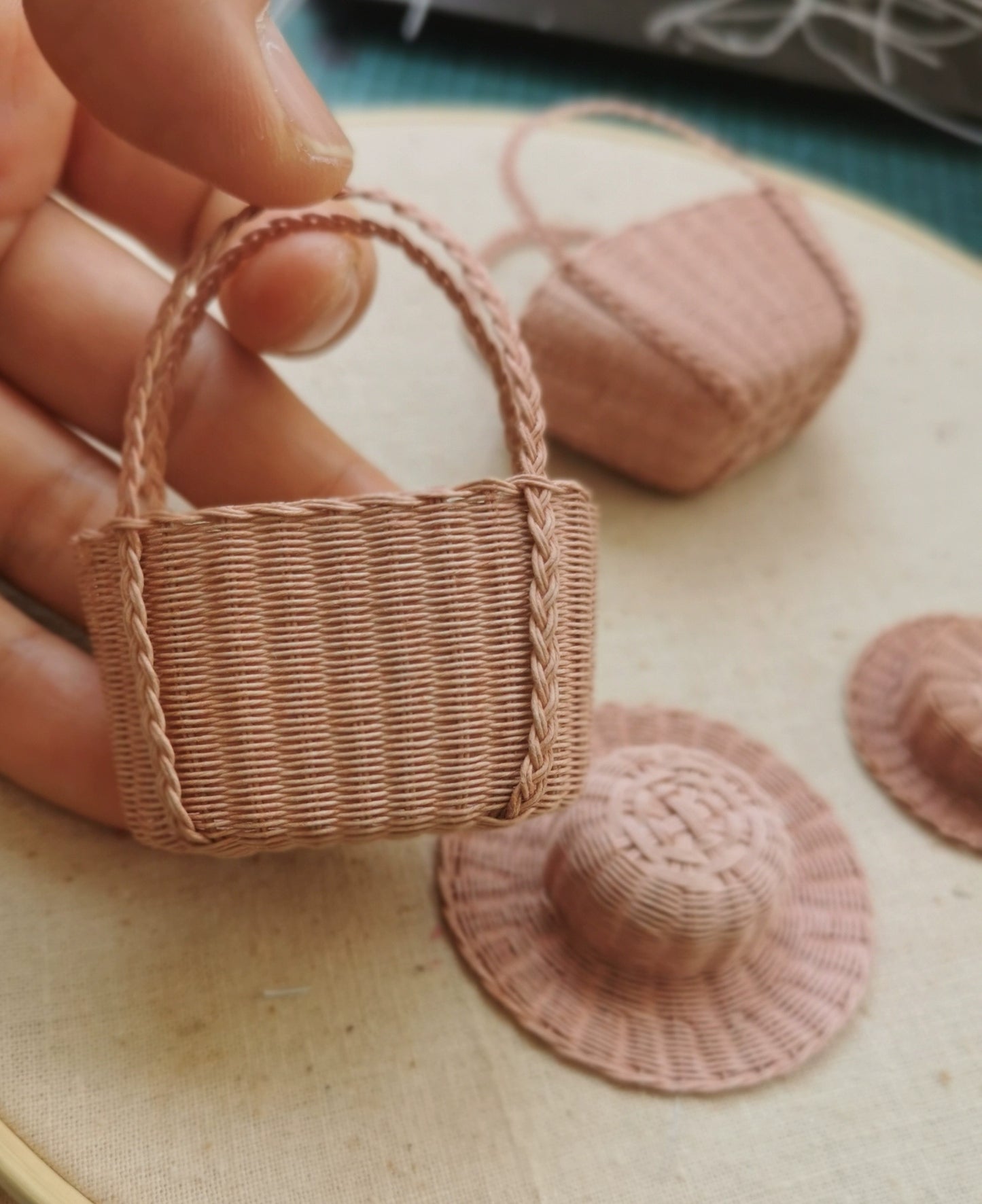 1:12 Scale Miniature Wicker Basket Flower Basket And Hat With Customizable Butterfly For Dollhouse Accessories