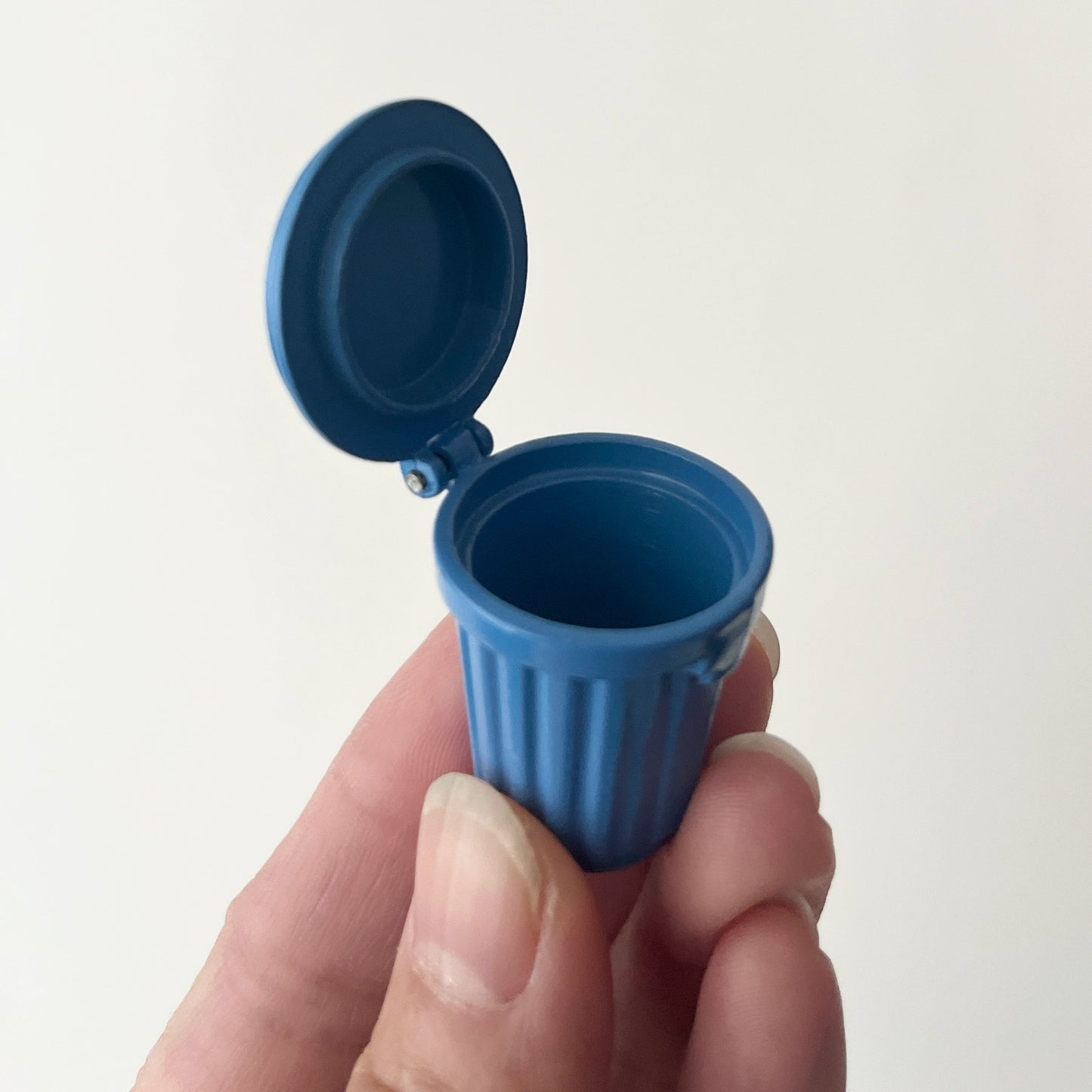 Poubelle dorée miniature pour maison de poupée, accessoire pour poupées à l'échelle 1:12, meuble miniature pour poupées à l'échelle 1:6