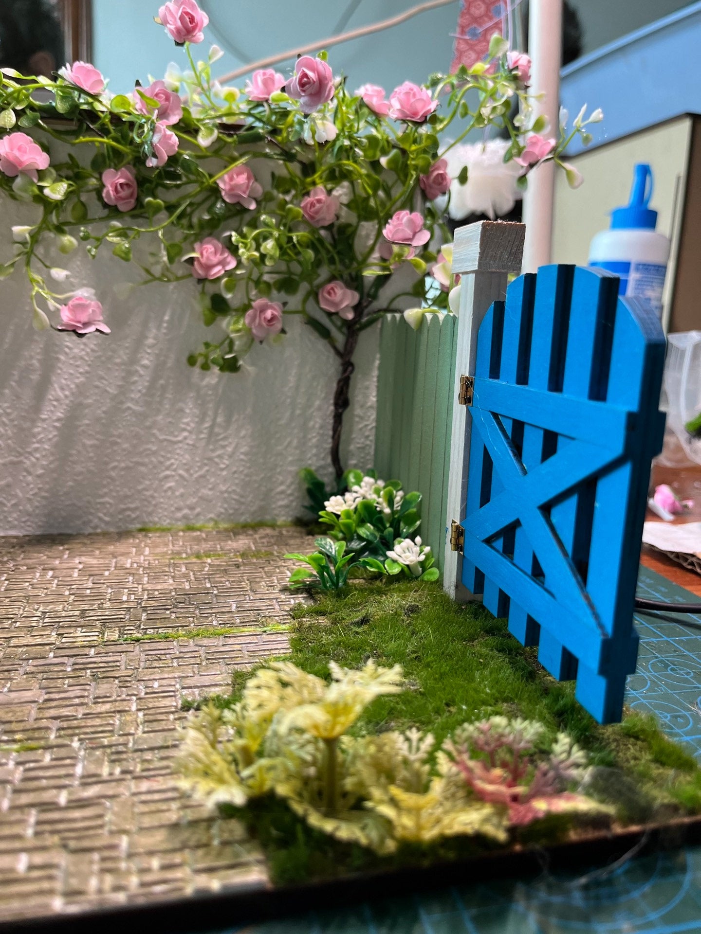 Escena fotográfica de jardín a escala 1:12, casa de muñecas en miniatura, muebles de madera únicos