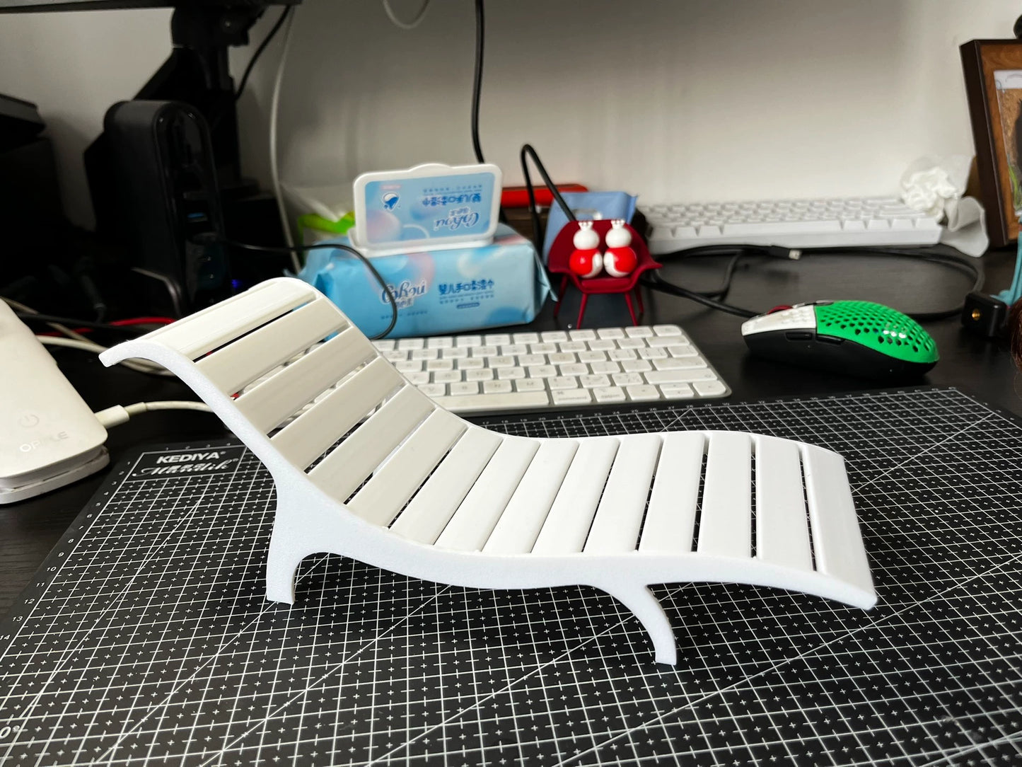 Chaise longue miniature pour maison de poupée à l'échelle 1:6