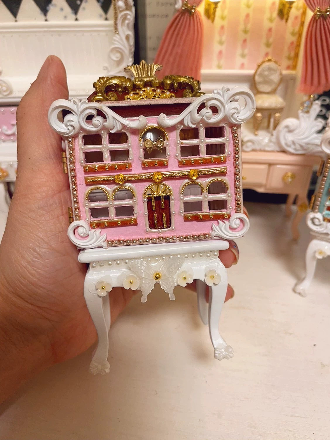 Décoration de maison de poupée miniature rose et blanche à l'échelle 1:12