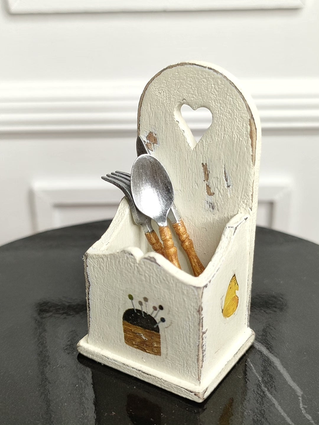 Juego de utensilios de cocina en miniatura a escala 1:12 con caja de almacenamiento, cubiertos, cuchillos, tenedores y cucharas, accesorios para casa de muñecas.