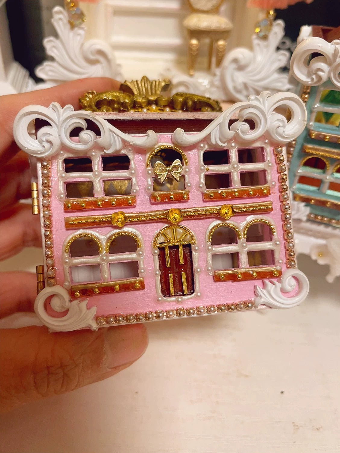 Décoration de maison de poupée miniature rose et blanche à l'échelle 1:12
