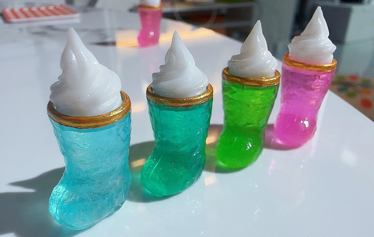 Bottes miniatures en argile à l'échelle 1:6 avec dessus crème pour maison de poupée, accessoire de jeu BJD