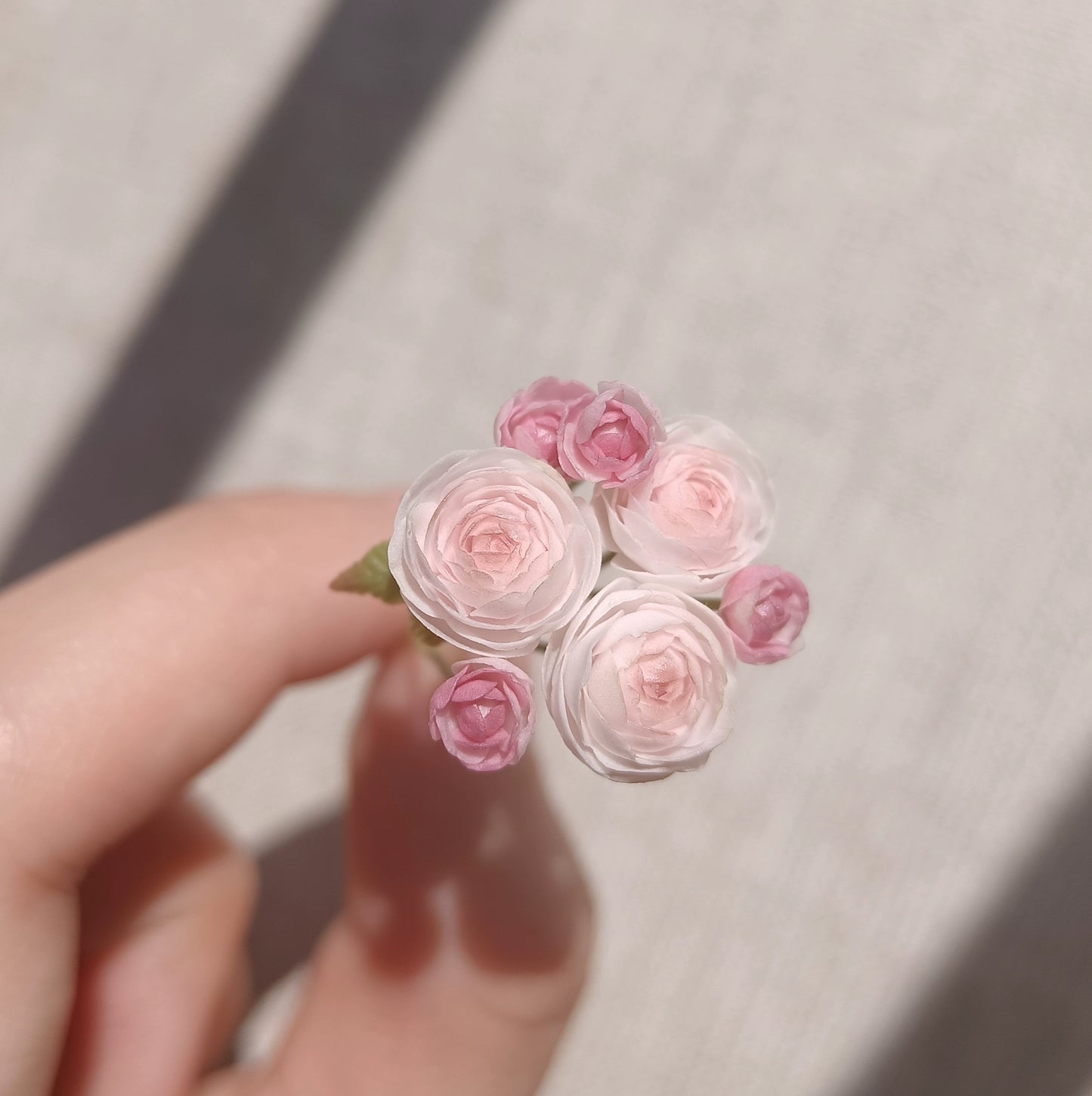 Flor de arcilla rosa en miniatura a escala 1:12 para decoración de casa de muñecas BJD, accesorio Blythe