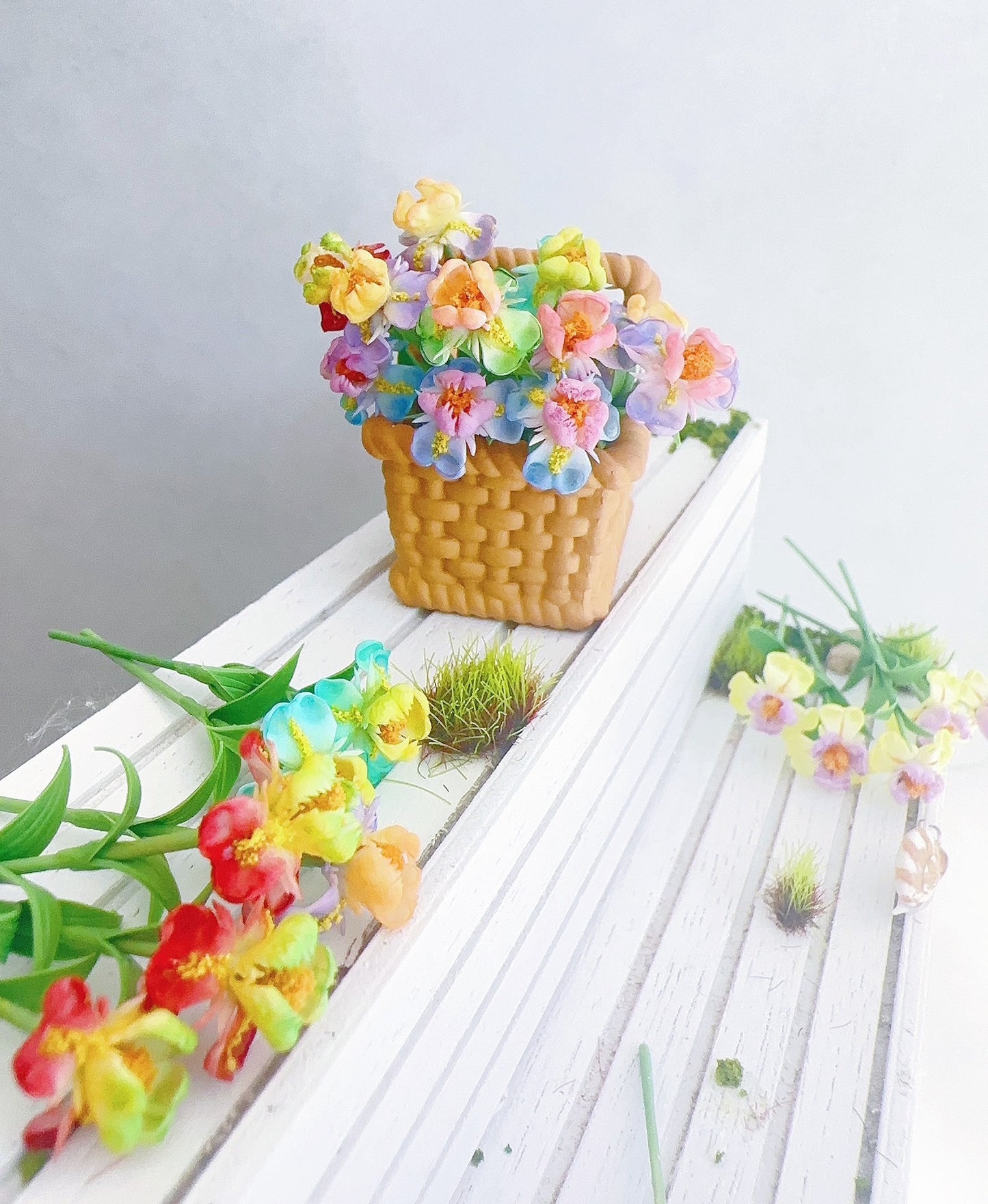 Miniatura de arcilla a escala 1:12 con flor de iris para decoración de casa de muñecas, accesorio para muebles en miniatura