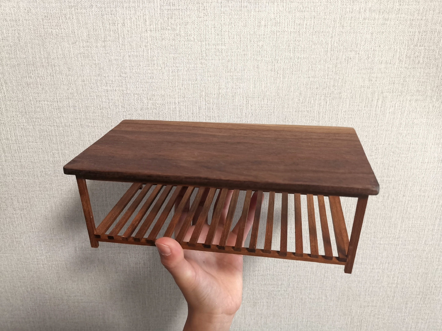 Mesa de plataforma de madera a escala 1:12, muebles para casa de muñecas en miniatura, nogal negro, dos tonos