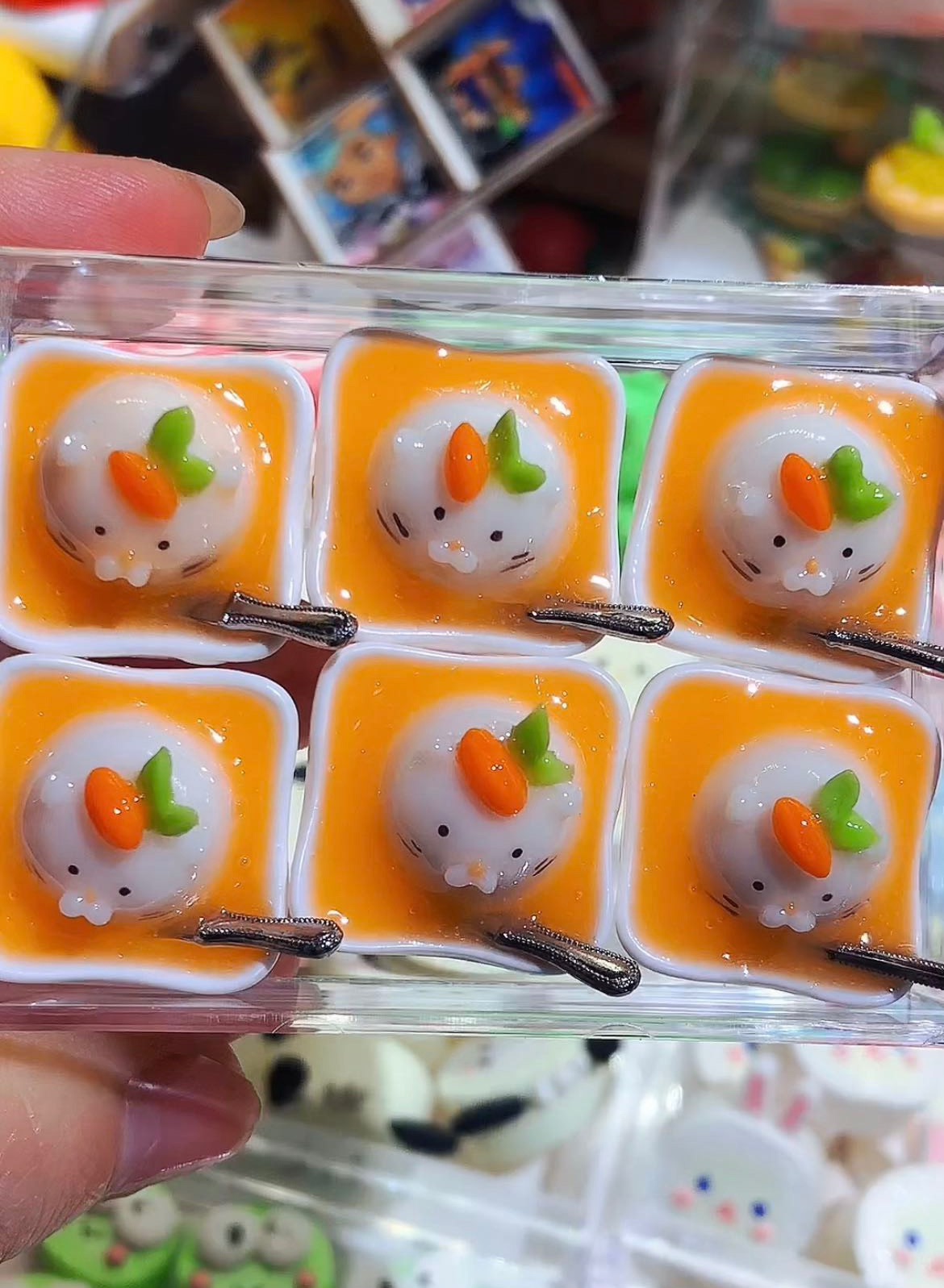 Escena de pastelería de casa de muñecas Tangyuan con león marino de arcilla en miniatura a escala 1:12 con pasteles en miniatura
