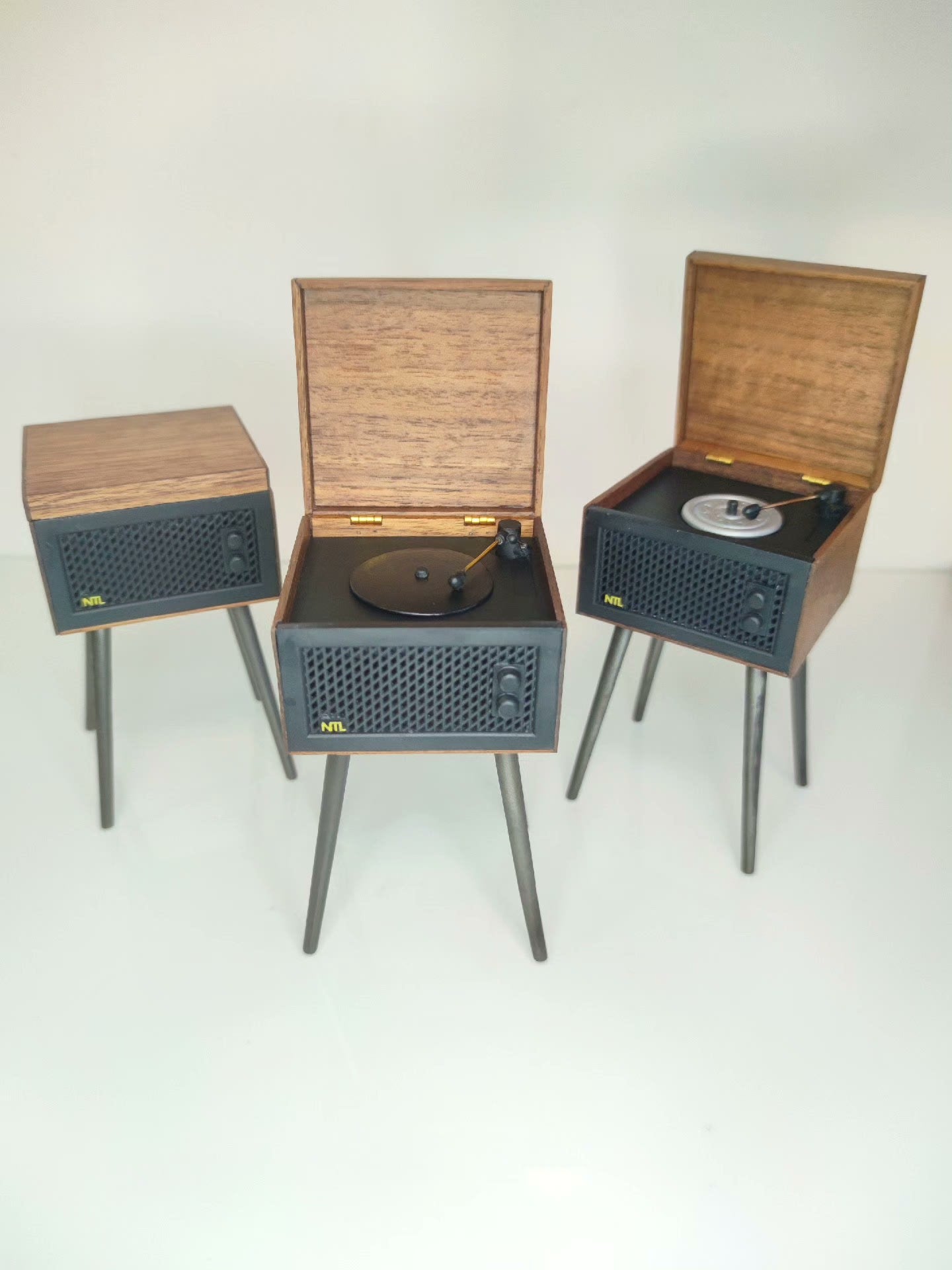 Tourne-disque miniature en noyer à l'échelle 1:6 pour maison de poupée
