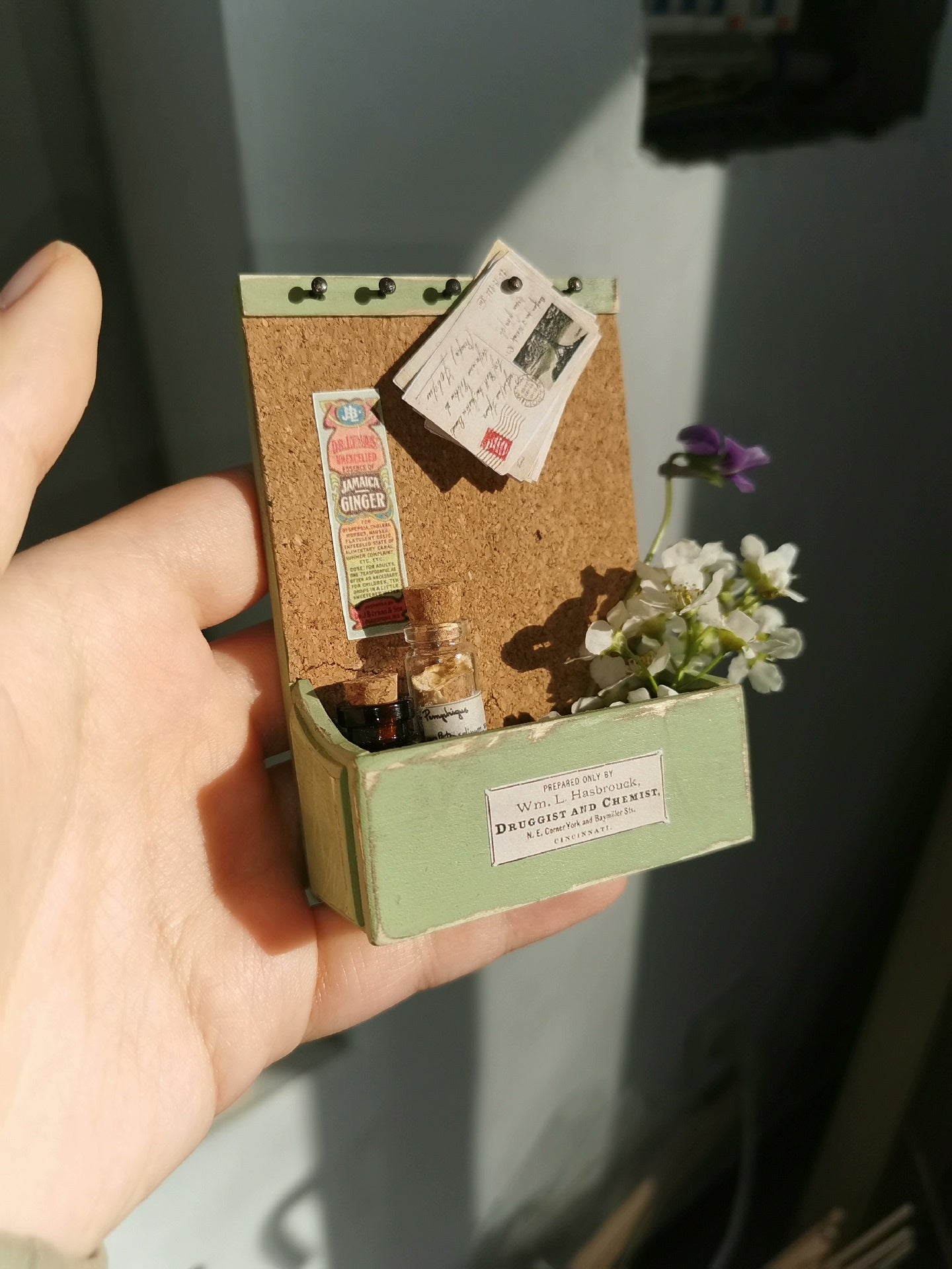 Estante de exhibición vintage a escala 1:6, muebles para casa de muñecas en miniatura, accesorios BJD, cesta floral, fondo para fotografía