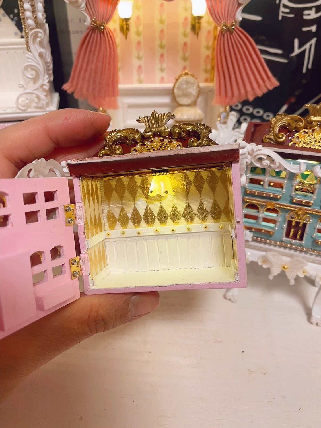 Décoration de maison de poupée miniature rose et blanche à l'échelle 1:12