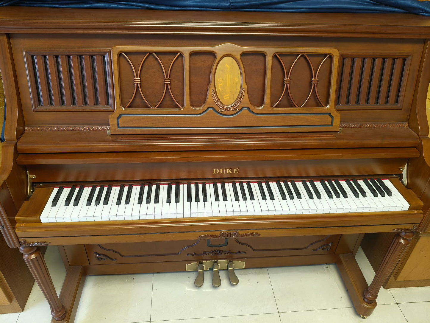 Piano classique haut de gamme élégant rarement utilisé en excellent état