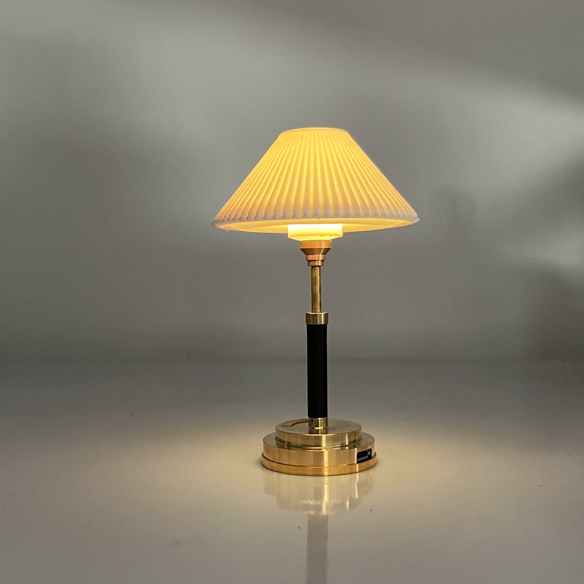 Lampe de table miniature rétro à thème BL, échelle 1:6 et échelle 1:12, avec lumière changeante de couleur rechargeable par USB, accessoires de scène pour maison de poupée BJD SD