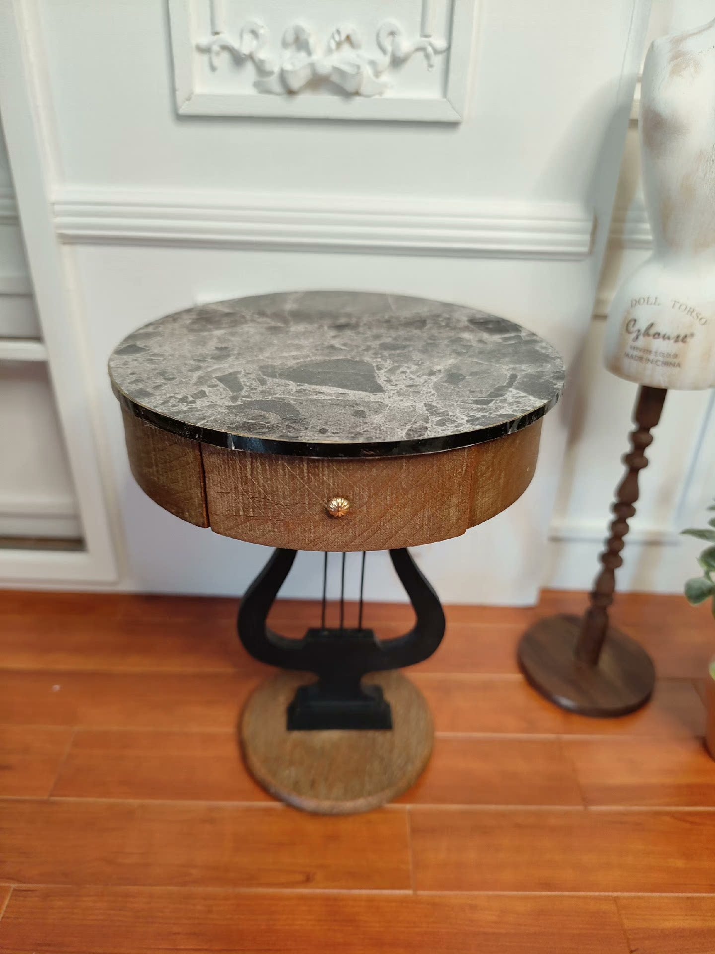 Mesa de lira a escala 1:12, muebles de casa de muñecas en miniatura para exhibición fotográfica