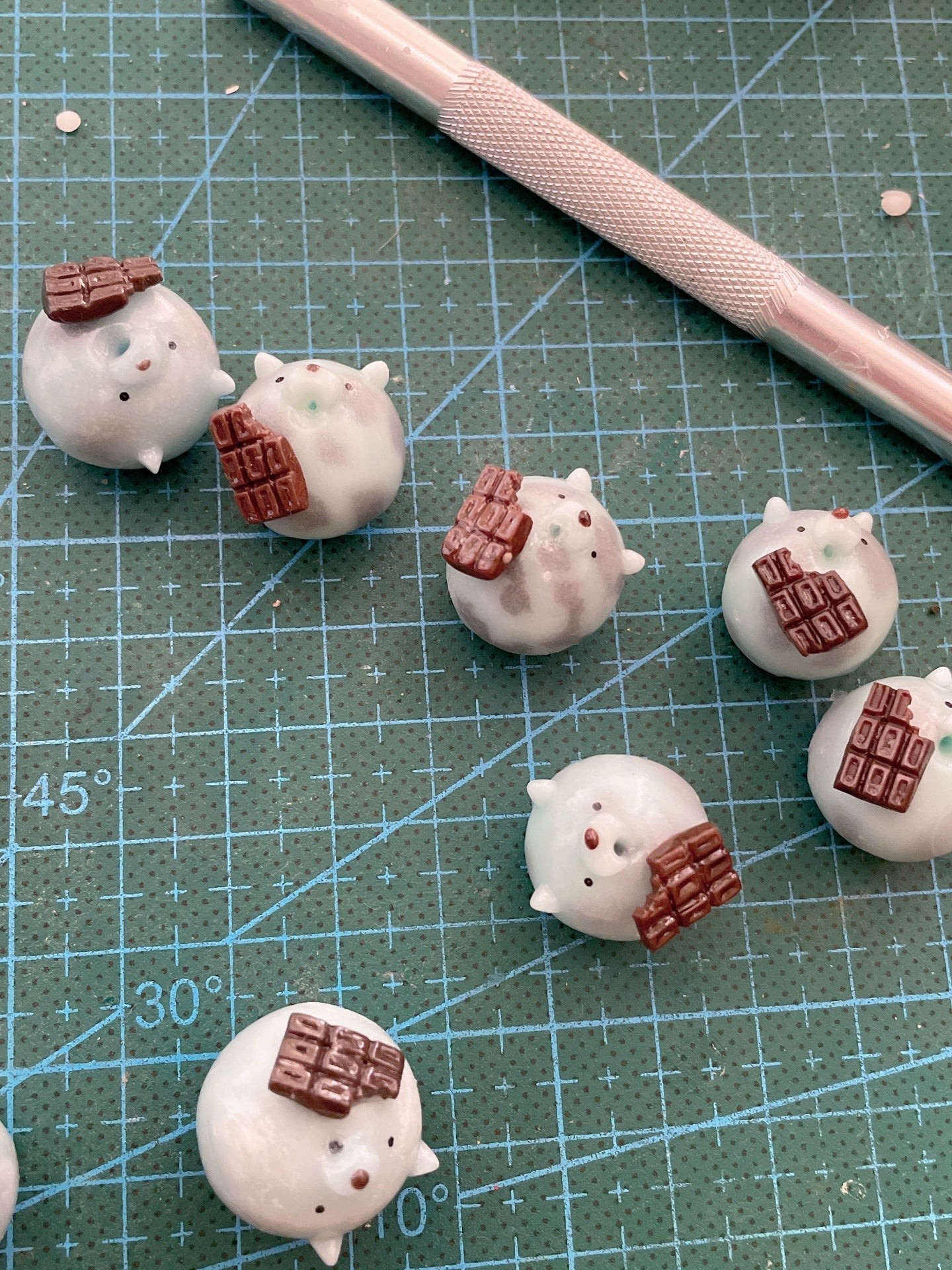 Arte en arcilla de león marino de chocolate en miniatura a escala 1:12
