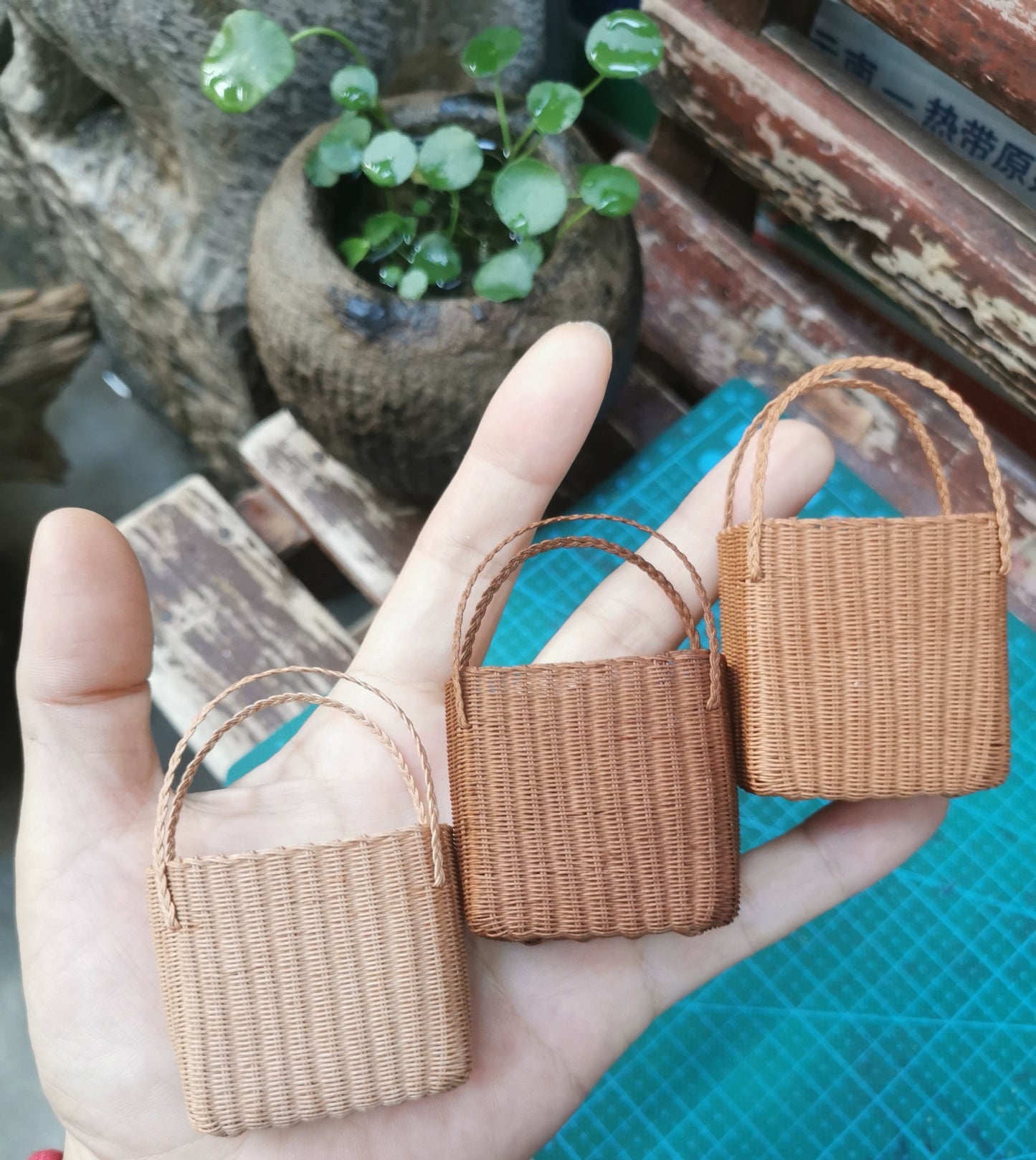1:6 Scale Miniature Picnic Basket Woven Rattan Handbag For Blythe Ob11 Dolls Dollhouse Accessories