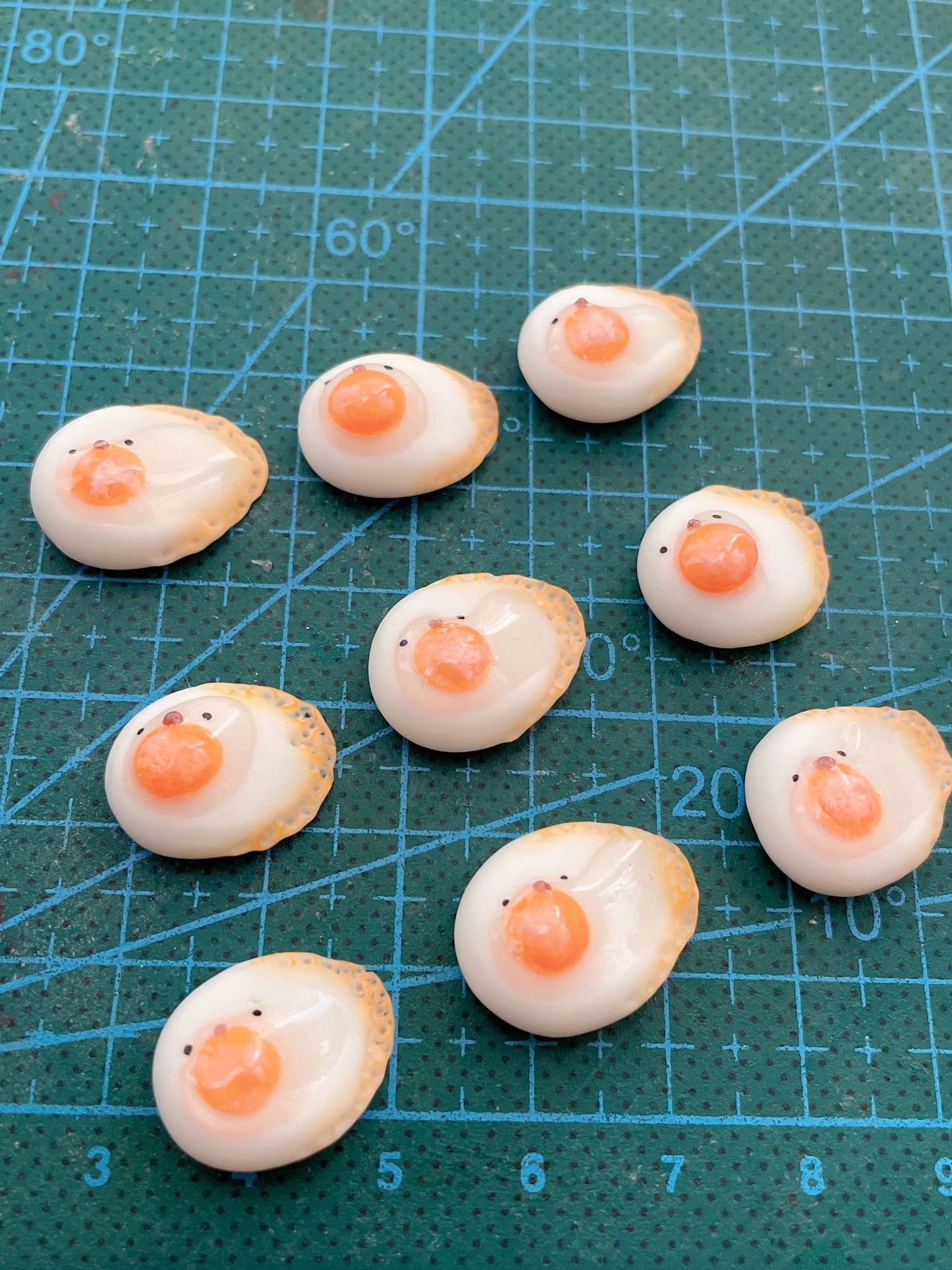 Decoración para casa de muñecas con huevo frito de león marino en miniatura de arcilla a escala 1:12