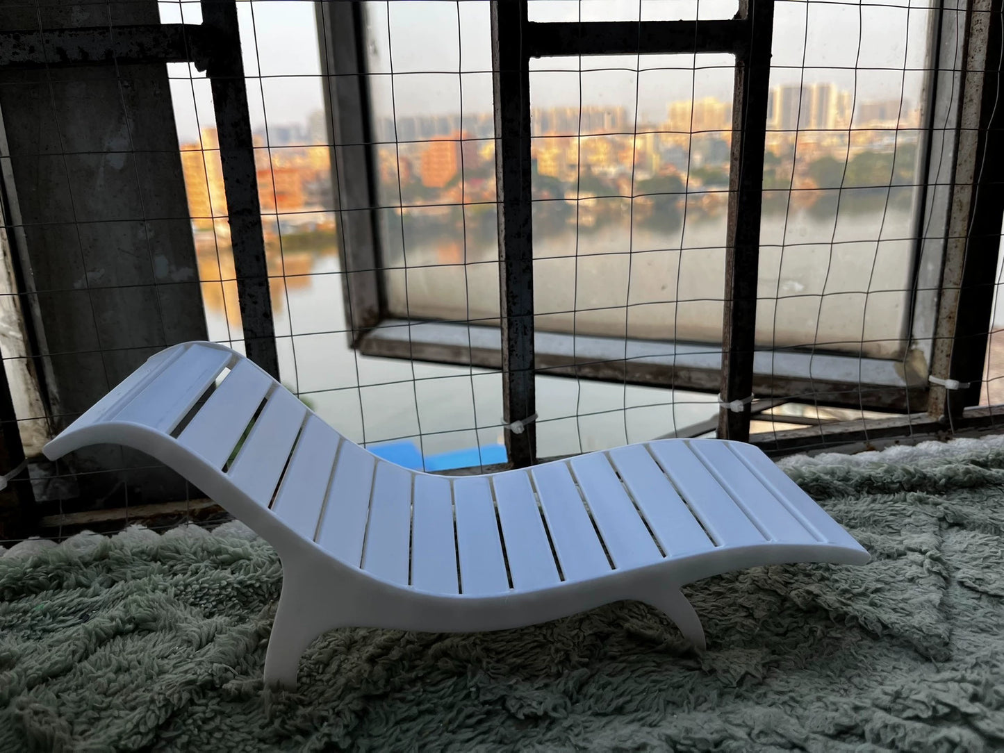 Chaise longue miniature pour maison de poupée à l'échelle 1:6
