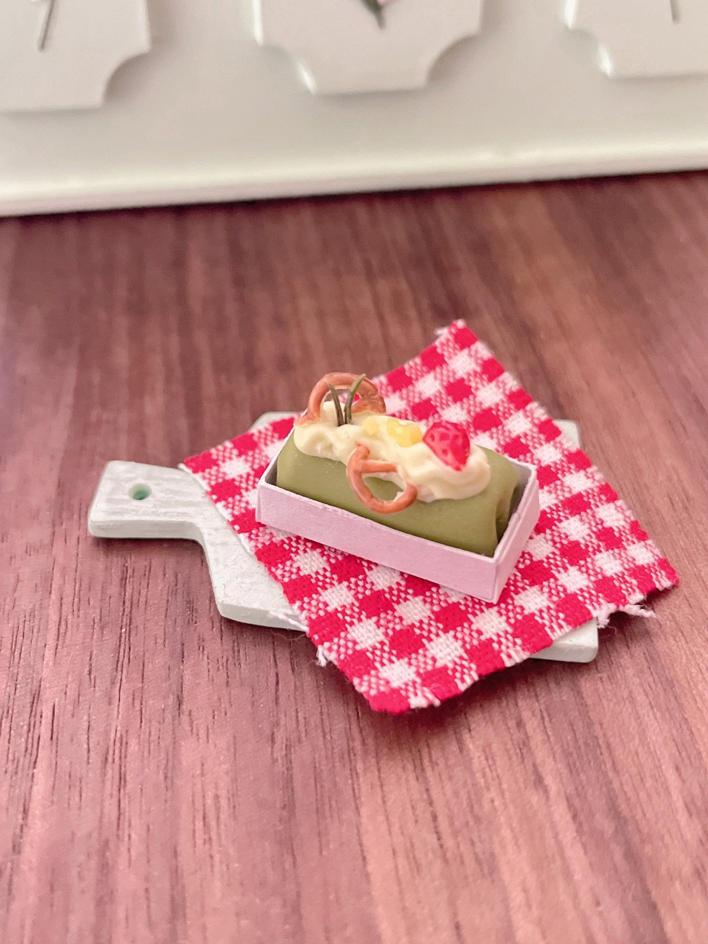 Scène de maison de poupée miniature à l'échelle 1:12 avec collection de gâteaux en argile, jeu de nourriture miniature