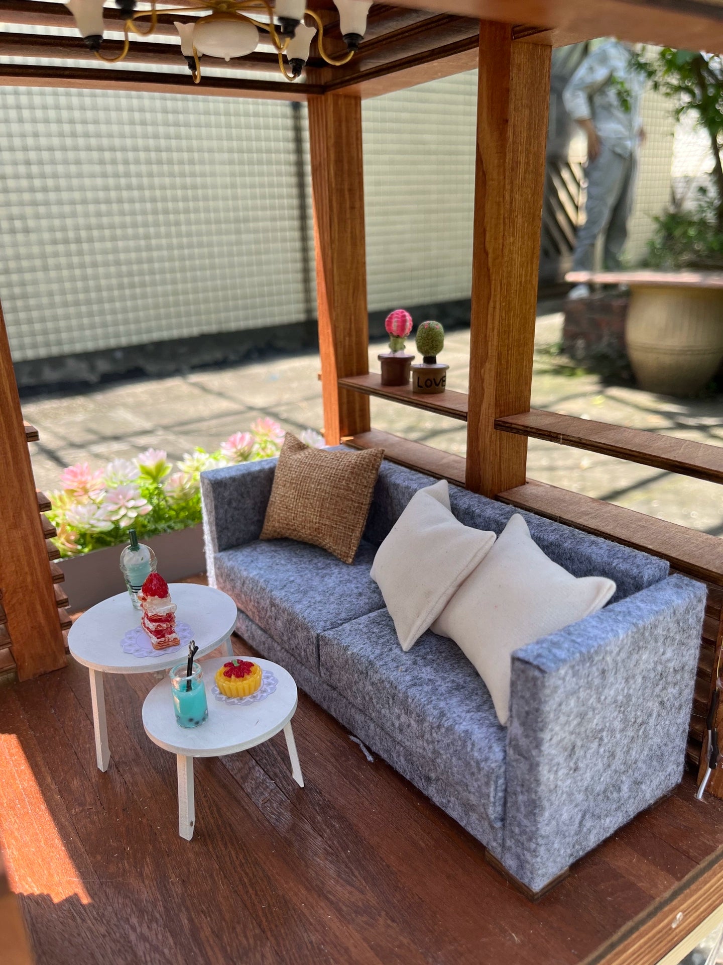 Casa de muñecas en miniatura a escala 1:12 con escena de jardín de vacaciones de verano