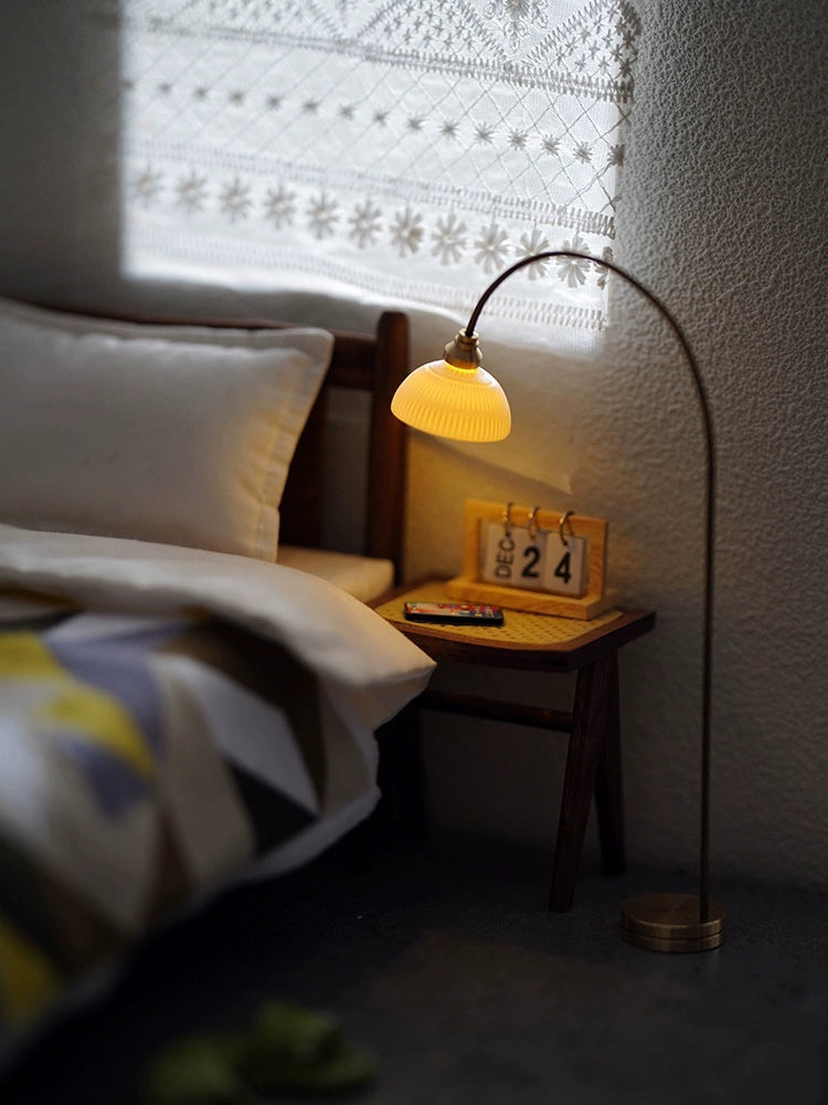 Lampe de sol miniature pour maison de poupée, échelle 1:12, avec éclairage, accessoires de scène GSC, meubles miniatures à l'échelle 1:10 et 1:8