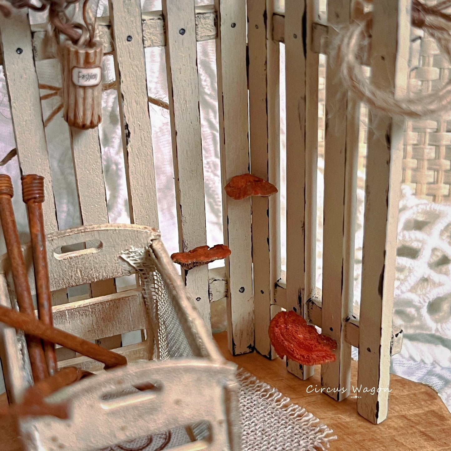 Casa de muñecas con oso y abeja trabajadora en miniatura a escala 1:12