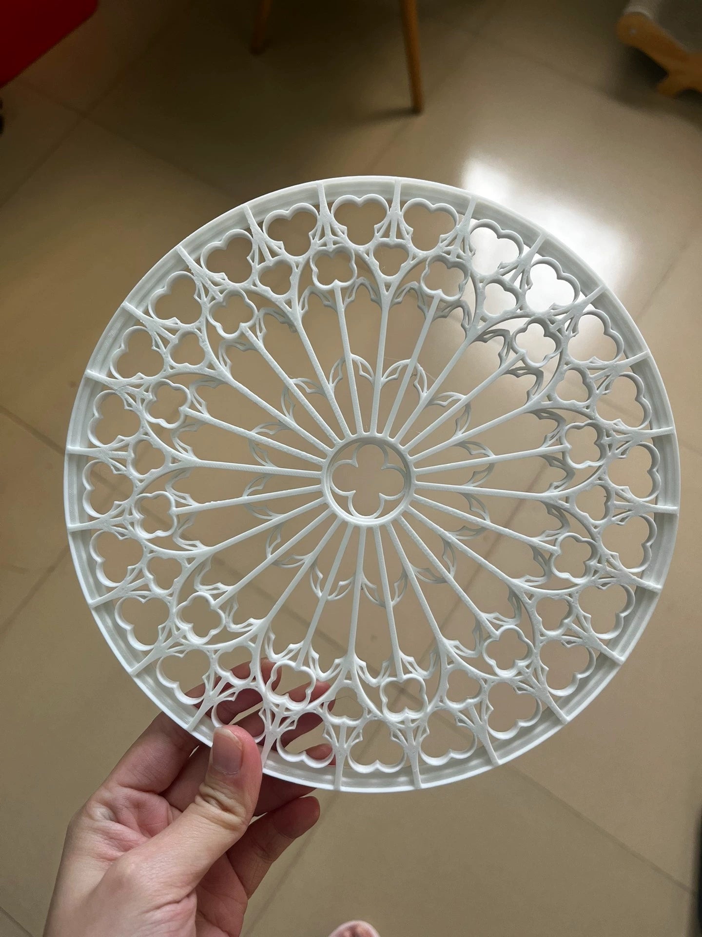 Vitral gótico a escala 1:6, impreso en 3D, tamaño ajustable, accesorio para casa de muñecas en miniatura.
