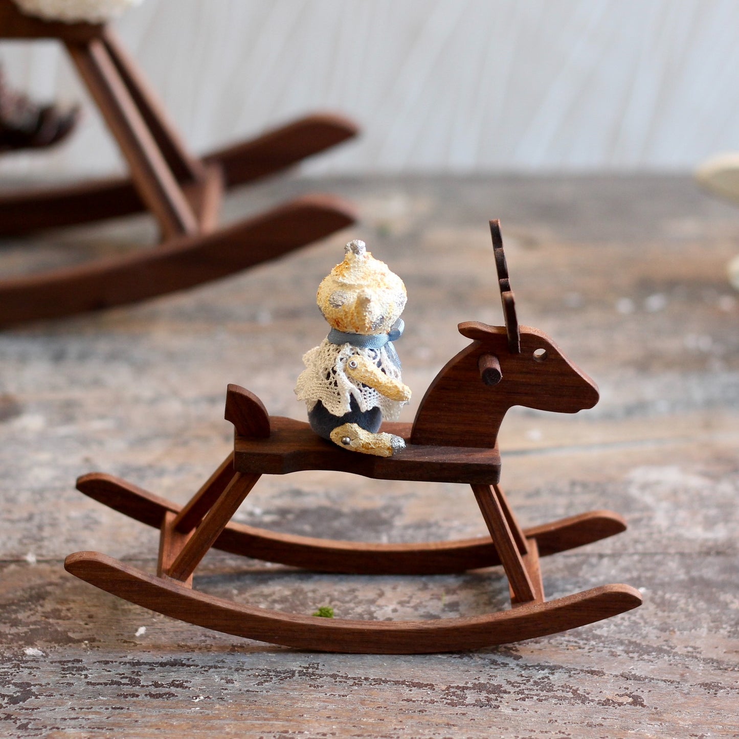 Caballo pequeño de madera con asta de nogal negro macizo, producto terminado