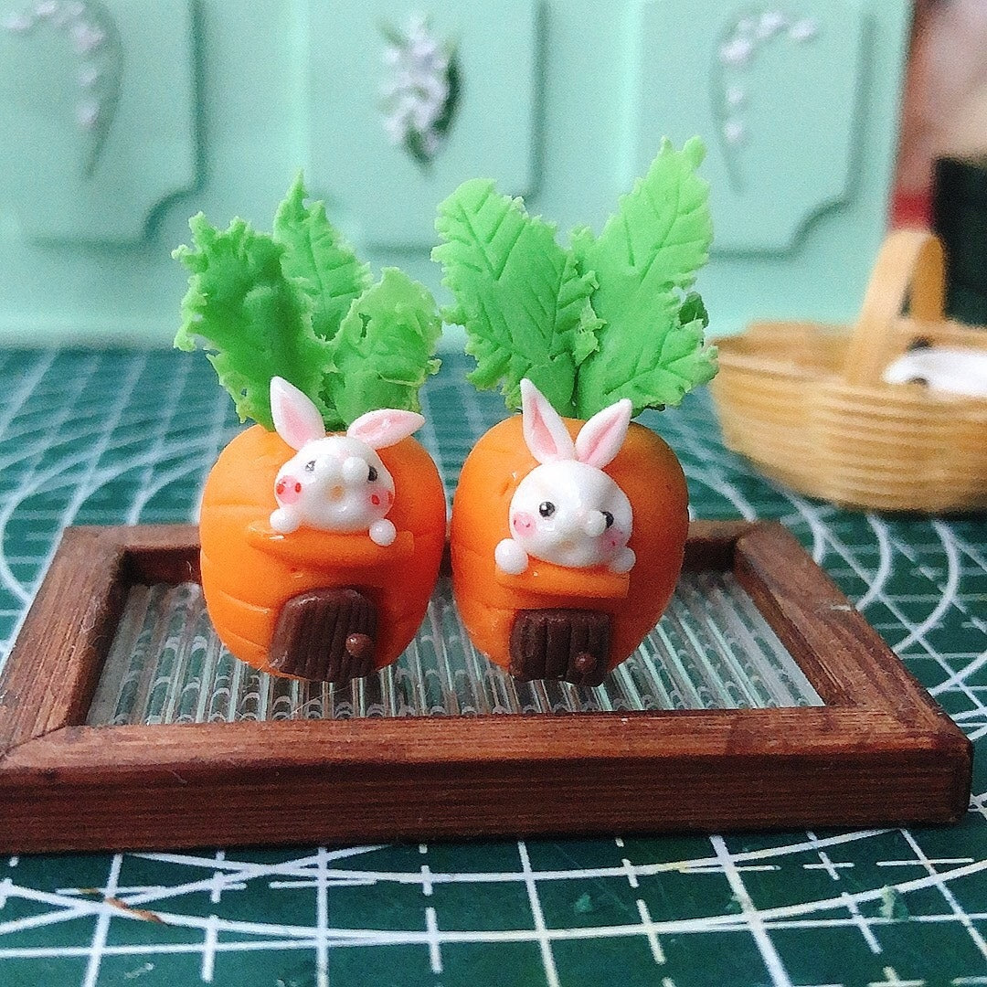 Decoración de casa de muñecas en miniatura de arcilla con forma de zanahoria y conejo a escala 1:12