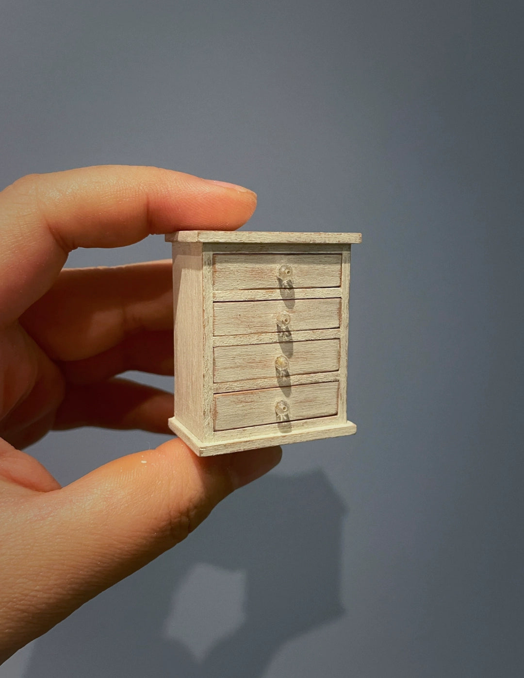 Meuble à tiroirs blanc vieilli à l'échelle 1:6, meuble miniature pour maison de poupée