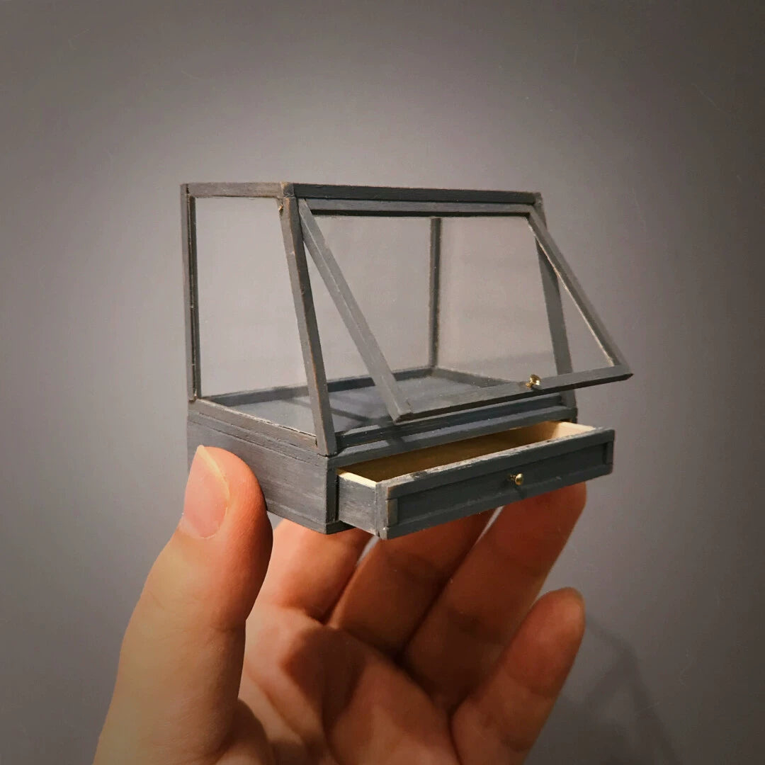 Vitrine miniature grise et bleue vieillie à l'échelle 1:6 pour maison de poupée
