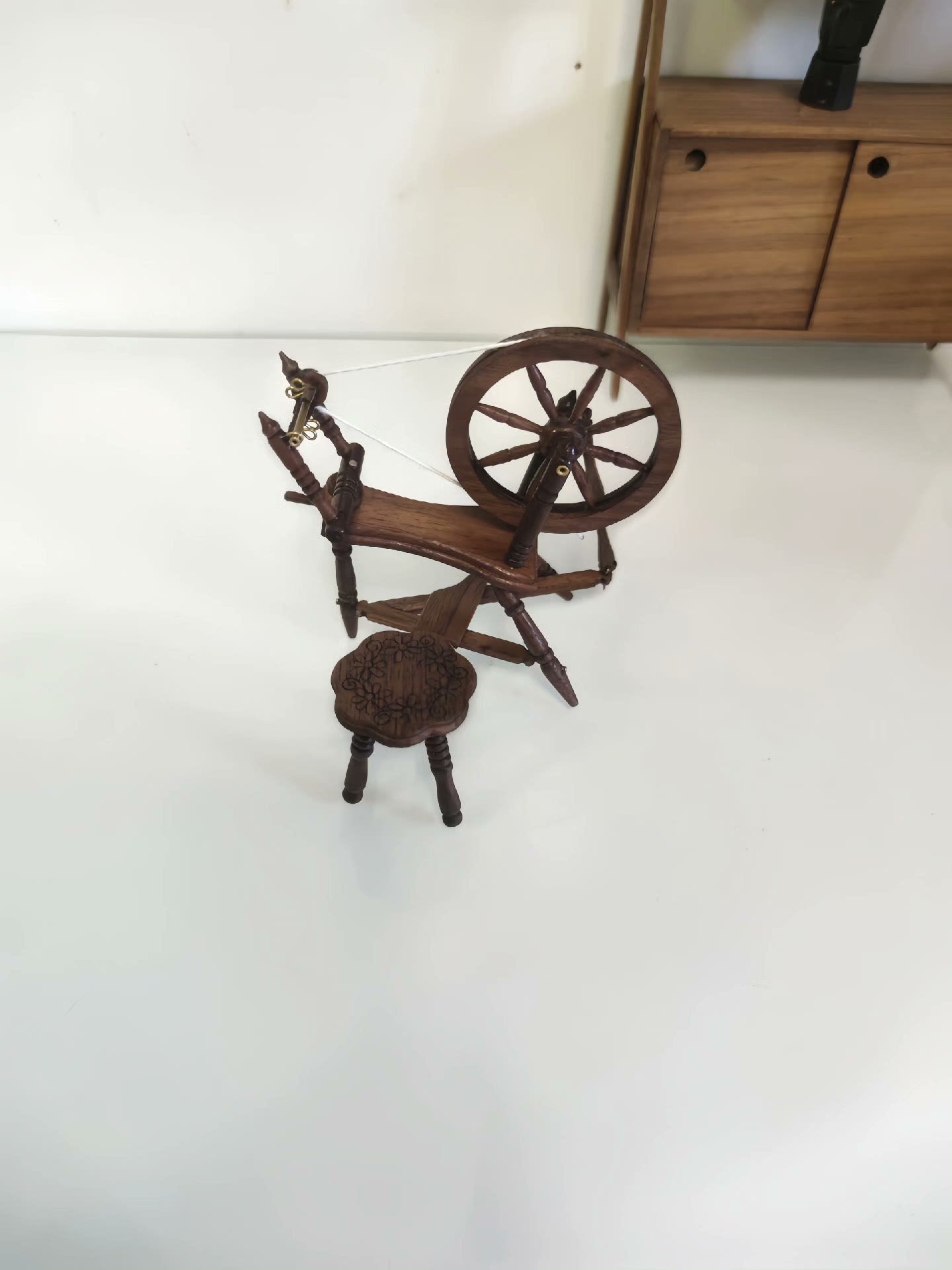 Meubles miniatures pour maison de poupée à l'échelle 1:12, rouet en noyer avec tabouret à pétales