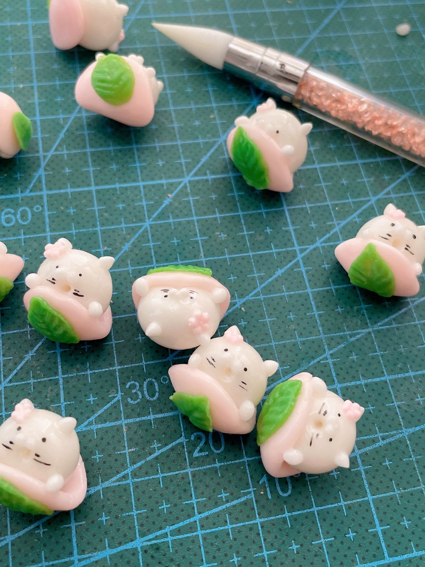 Decoración de casa de muñecas con mochi de león marino en miniatura de arcilla a escala 1:12
