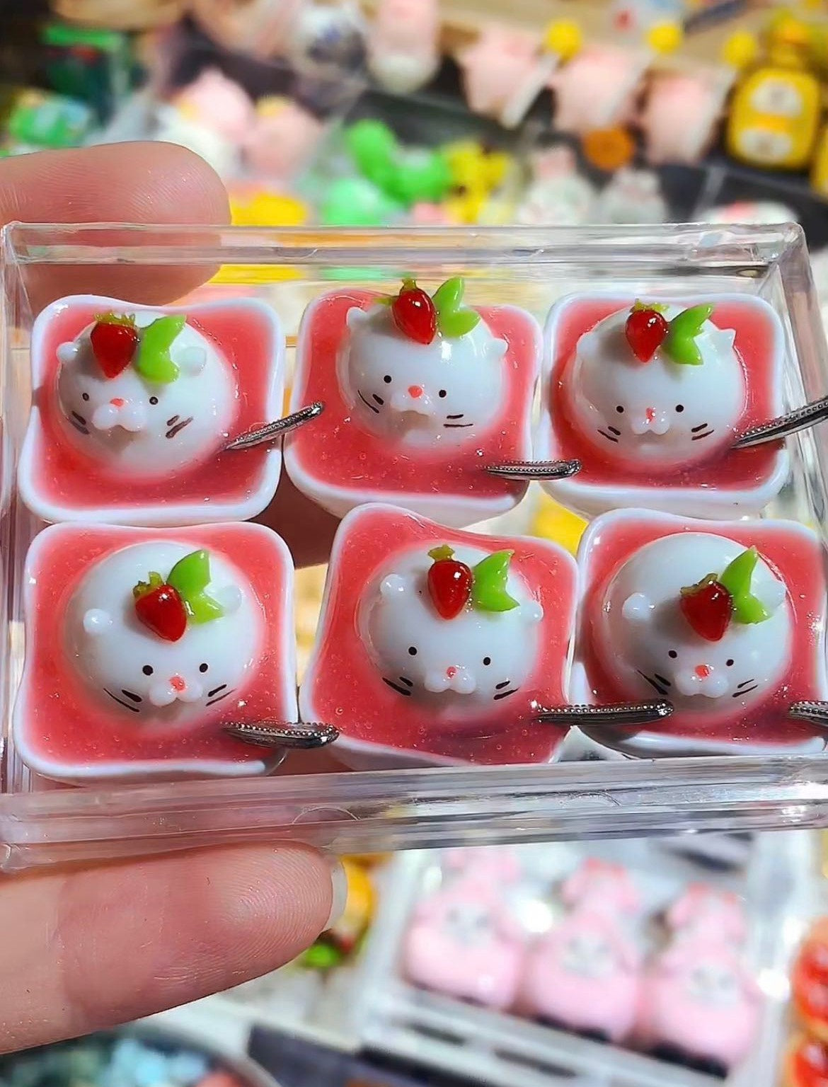 Escena de pastelería de casa de muñecas Tangyuan con león marino de arcilla en miniatura a escala 1:12 con pasteles en miniatura