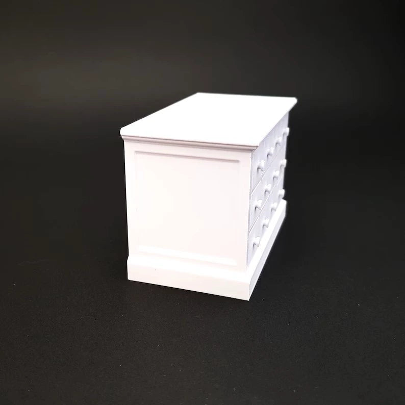 Mueble de almacenamiento en miniatura de madera con cajones para casa de muñecas a escala 1:12.