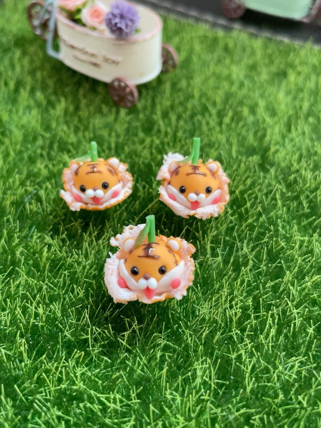 Maison de poupée miniature à l'échelle 1:12 avec gâteaux en argile